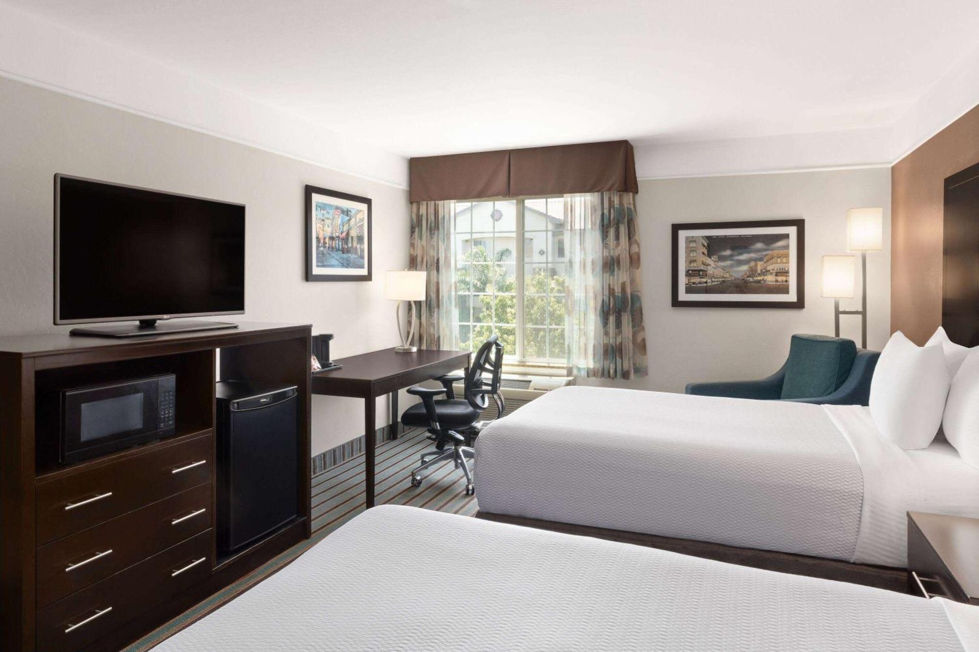 La Quinta By Wyndham Bakersfield North Hotel Bagian luar foto